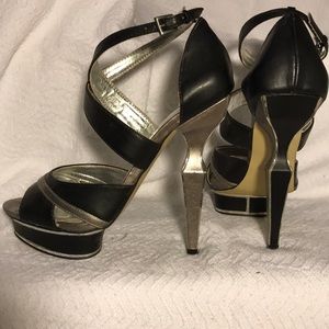 Zigi soho unique shaped heels! Black and silver.